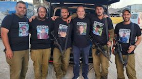 חיילי יחידת הנדסה קרבית עם אלי הולנדר מנכ"ל פלאנט (השלישי מימין), צילום: יח"צ